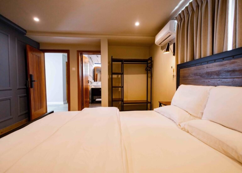 Standard Queensize (Room 13)