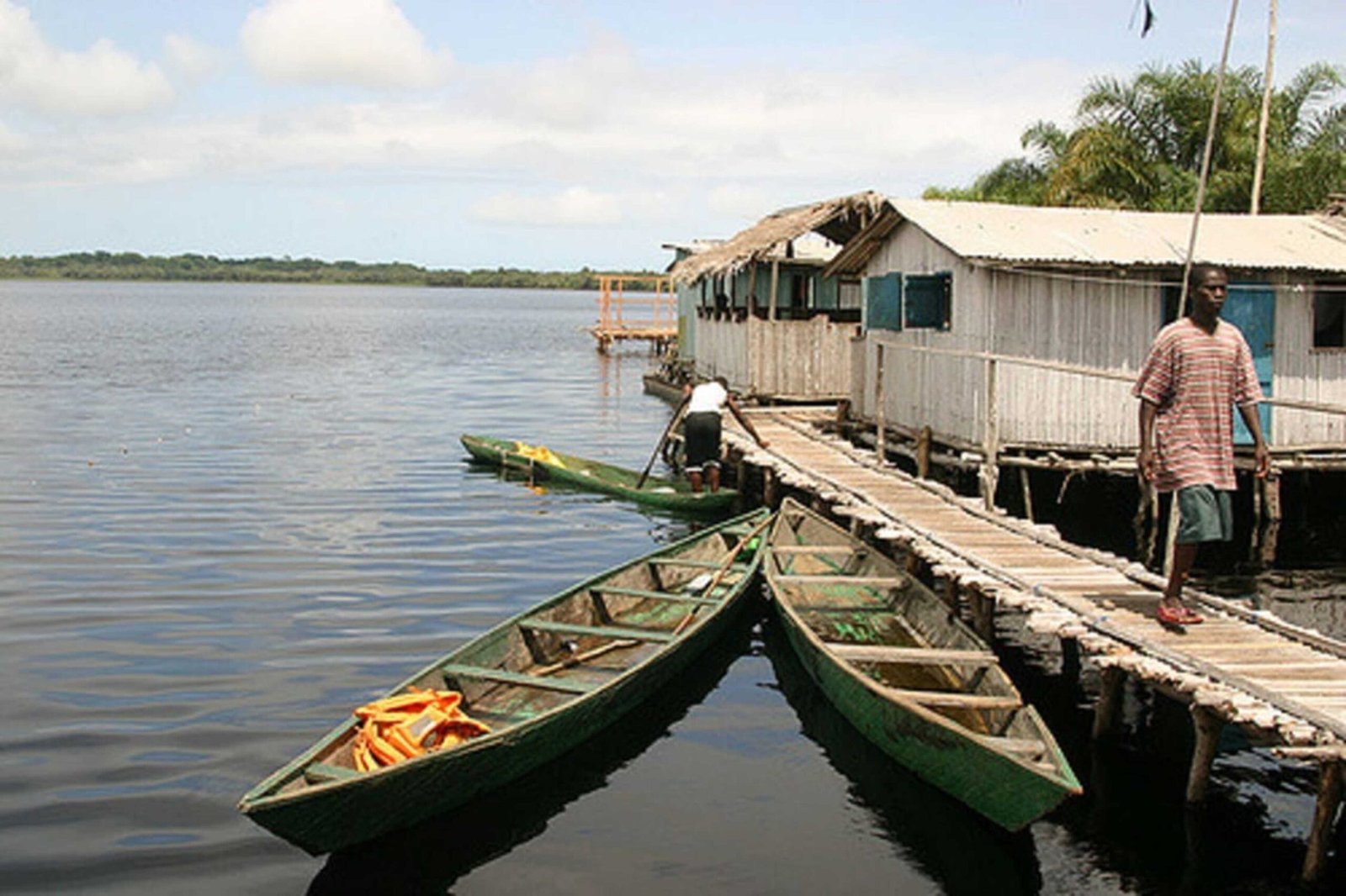 place-to-see_nzulezu-nzulezo-the-stilt-village-of-ghana_getting-around-by-boat_2018-03-13_396_668-xl